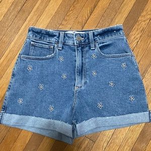 Hollister Flower Pattern Curvy Ultra High-Rise Mom Shorts Small/Medium